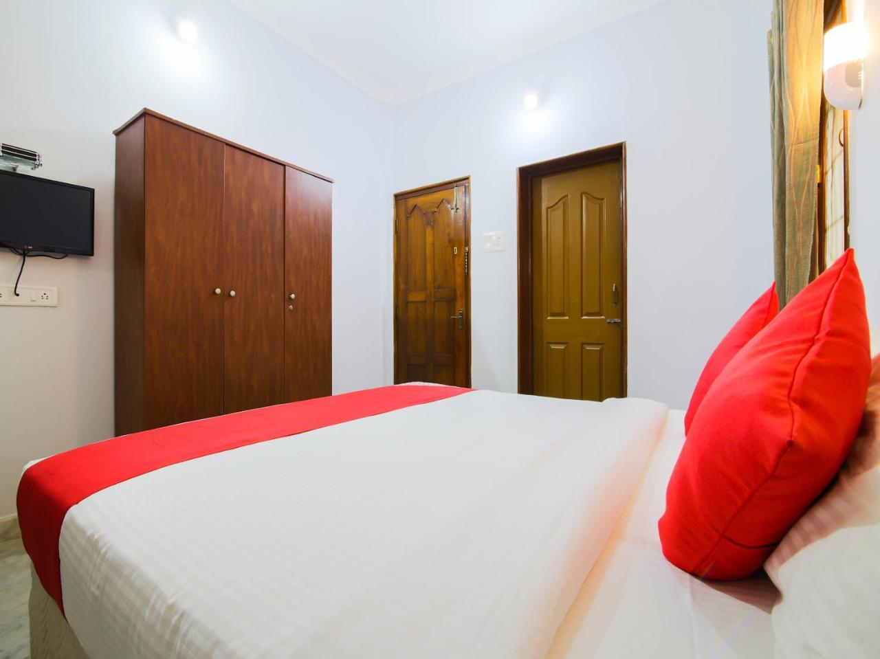 Oyo 4247 Pande Residency Patnem Beach